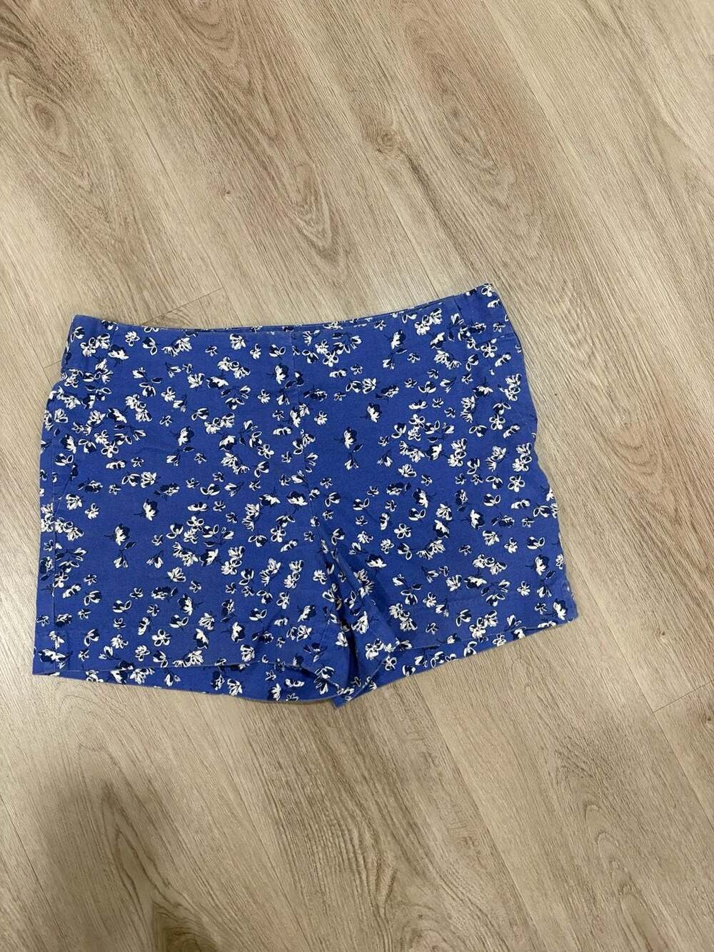Banana Republic Floral Shorts Size 4 Blue White